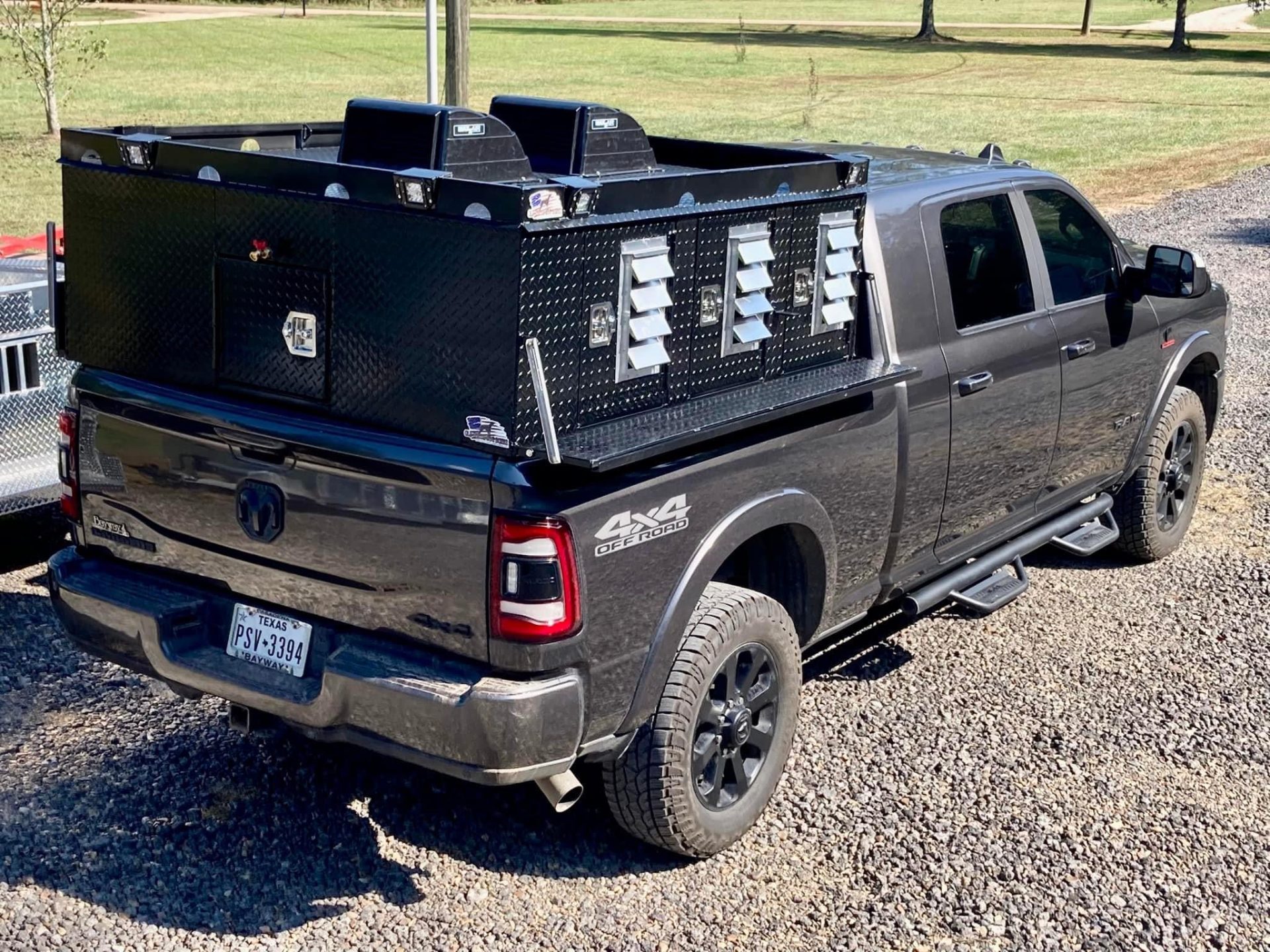 dogboxesandkennels.com